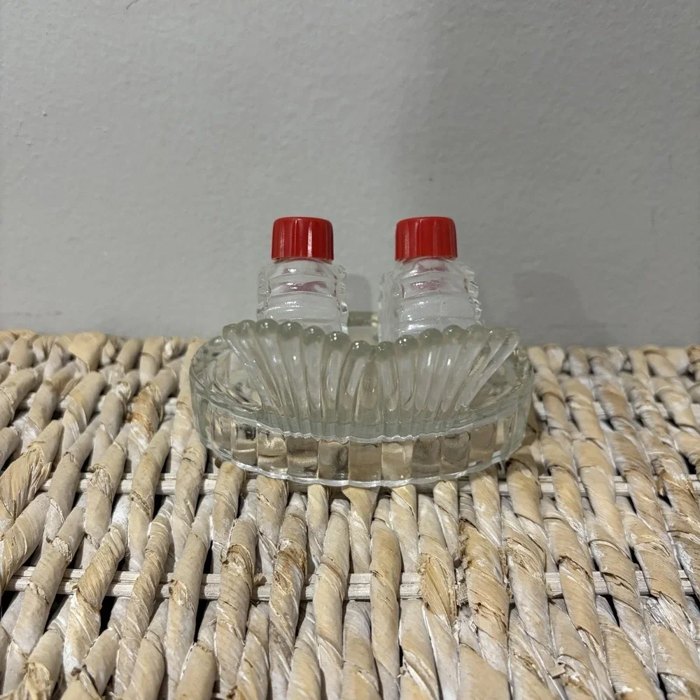 Vintage Clear Pressed Glass Mini Salt Pepper‎ Shakers Red Tops Turkey Tail Tray